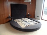 moderní kulatá čalouněná postel