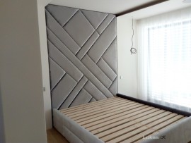 vysoké postelové čelo s geometrickými tvary