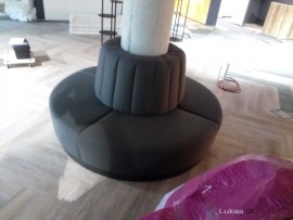 pohovka kolem sloupu