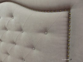 detail prošití čela knoflíky a ozdobnými hřebíčky